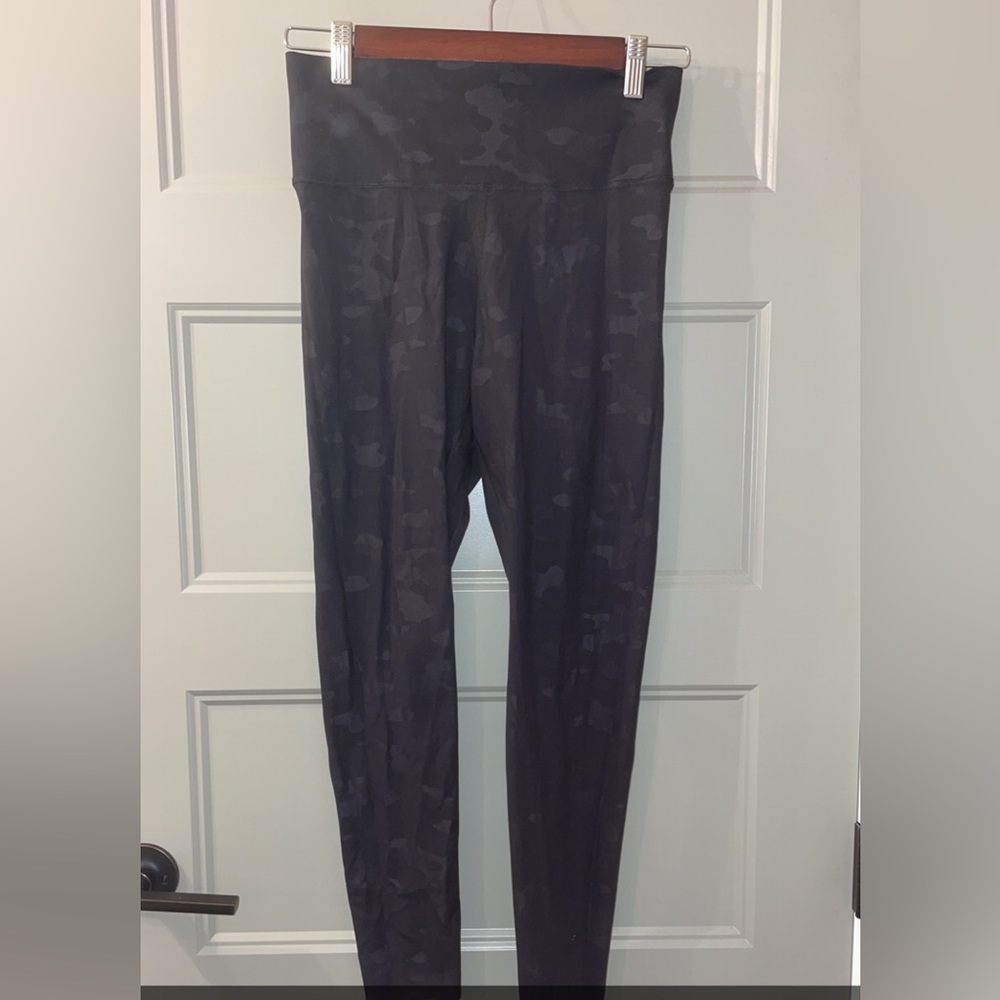 Black camo athletic leggings